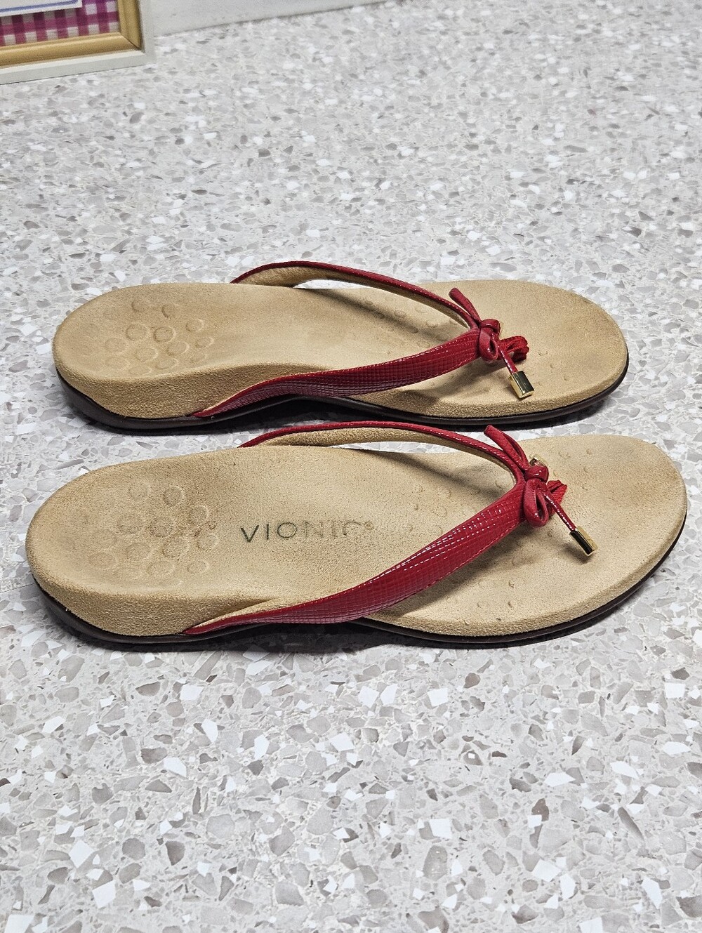 Vionic Women’s Red Bella II Flip Flops Size 7 Comfort Bow Tie Beach Travel